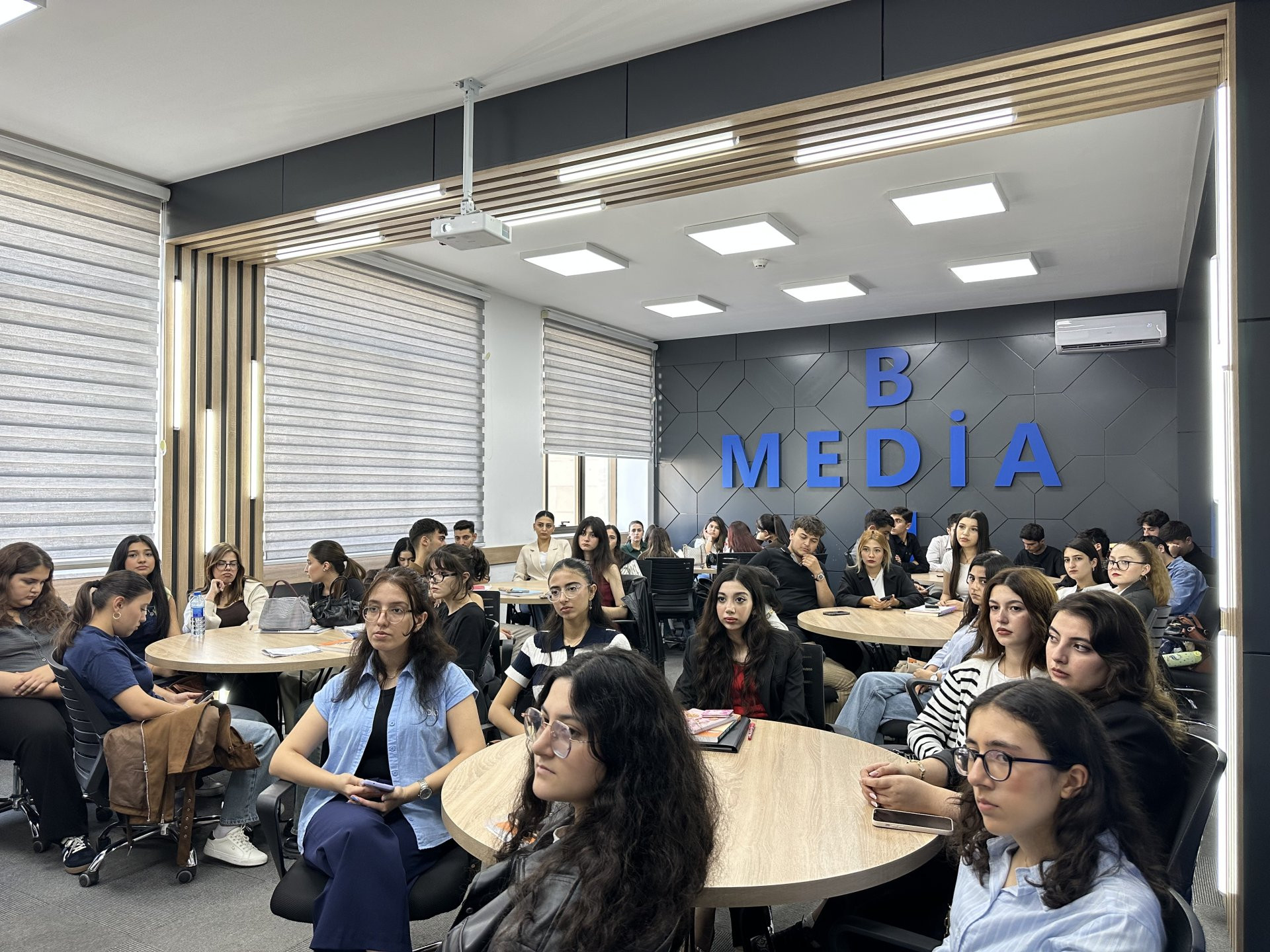 “Konstitusiya və Suverenlik İli” çərçivəsində Bakı Dövlət Universitetinin tələbələri üçün növbəti master-klas keçirilib