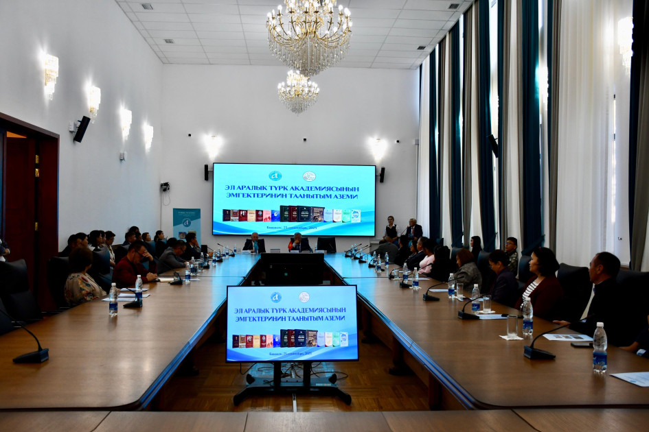 Bişkekdə Türk Akademiyasının qırğız dilində yeni nəşrlərinin təqdimatı keçirilib