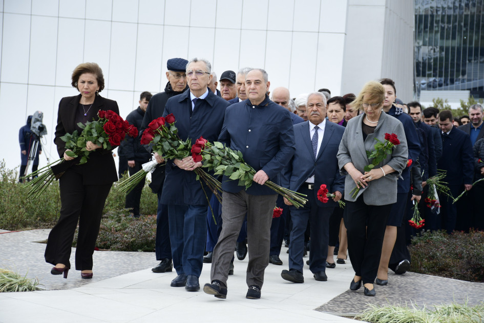 Yeni Azərbaycan Partiyasının nümayəndələri Zəfər parkını ziyarət ediblər