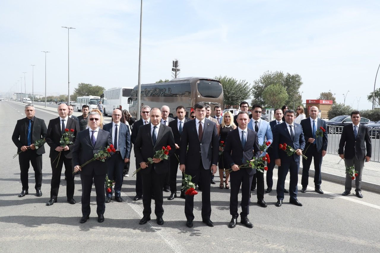 Diasporla İş üzrə Dövlət Komitəsinin kollektivi Zəfər parkını ziyarət edib