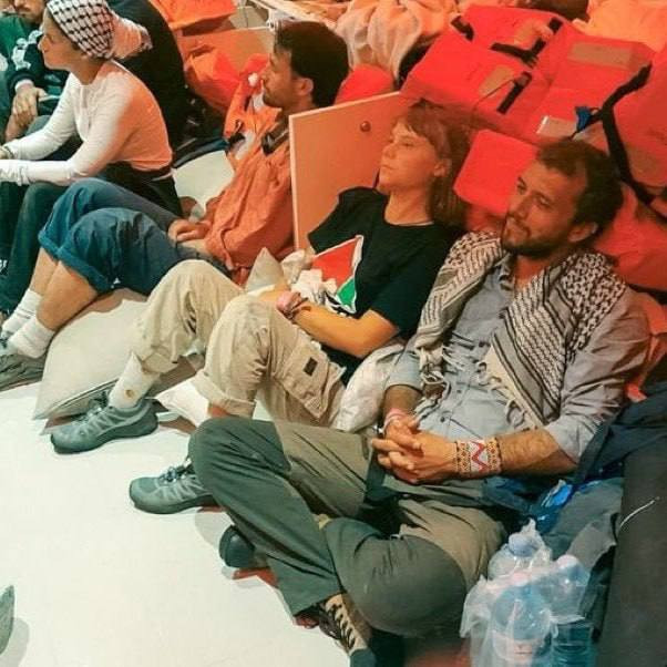 Qreta Tunberq həbsxanada kəlbətinlərlə dolu kameraya salınıb