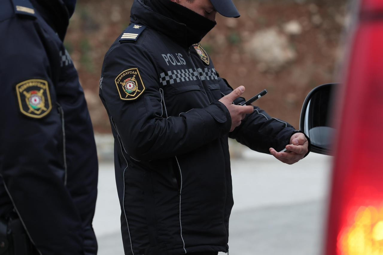 Xankəndidə qanunsuz silah əldə edən kürəkən, qayınata və qayın saxlanılıb