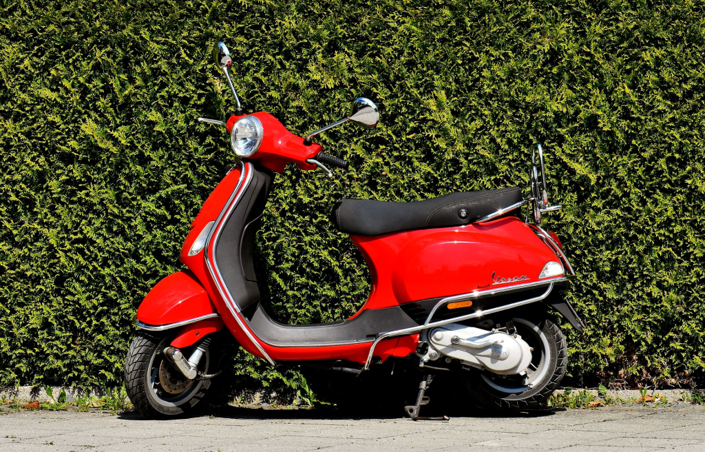 Moped idarə etmək üçün sürücülük vəsiqəsinin tələb olunması düzgün və zəruri addımdır