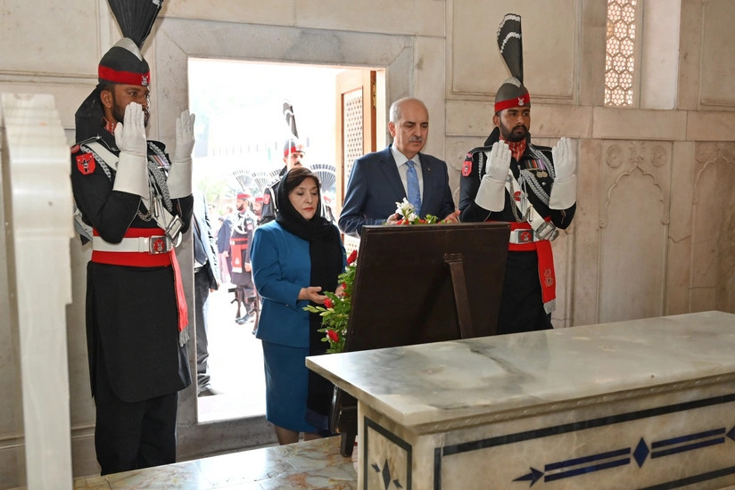 Sahibə Qafarova və Numan Kurtulmuş Məhəmməd İqbalın məqbərəsini və Badşahi məscidini ziyarət ediblər