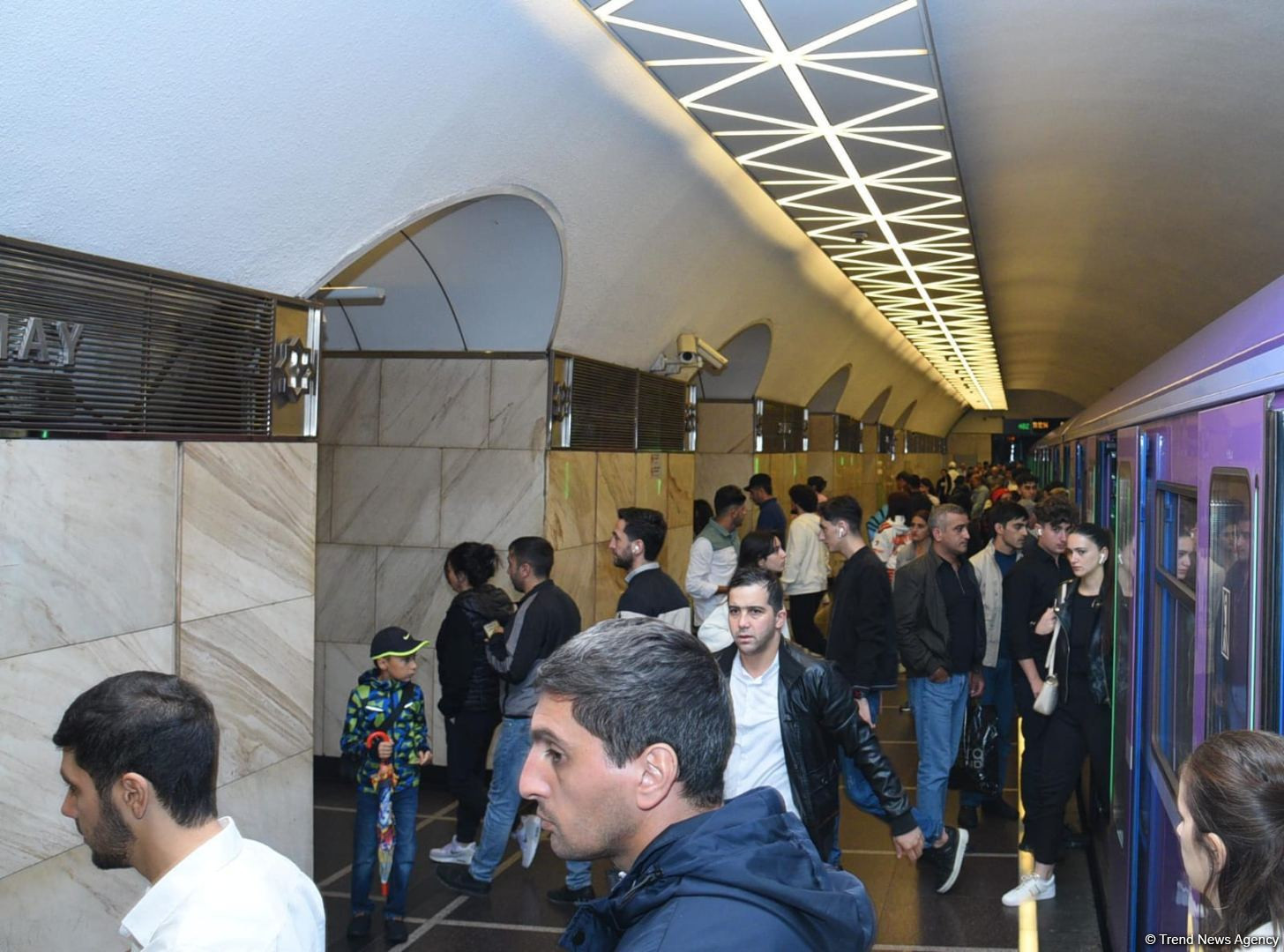 Azərbaycanda metrodan istifadə edənlərin sayı azalıb