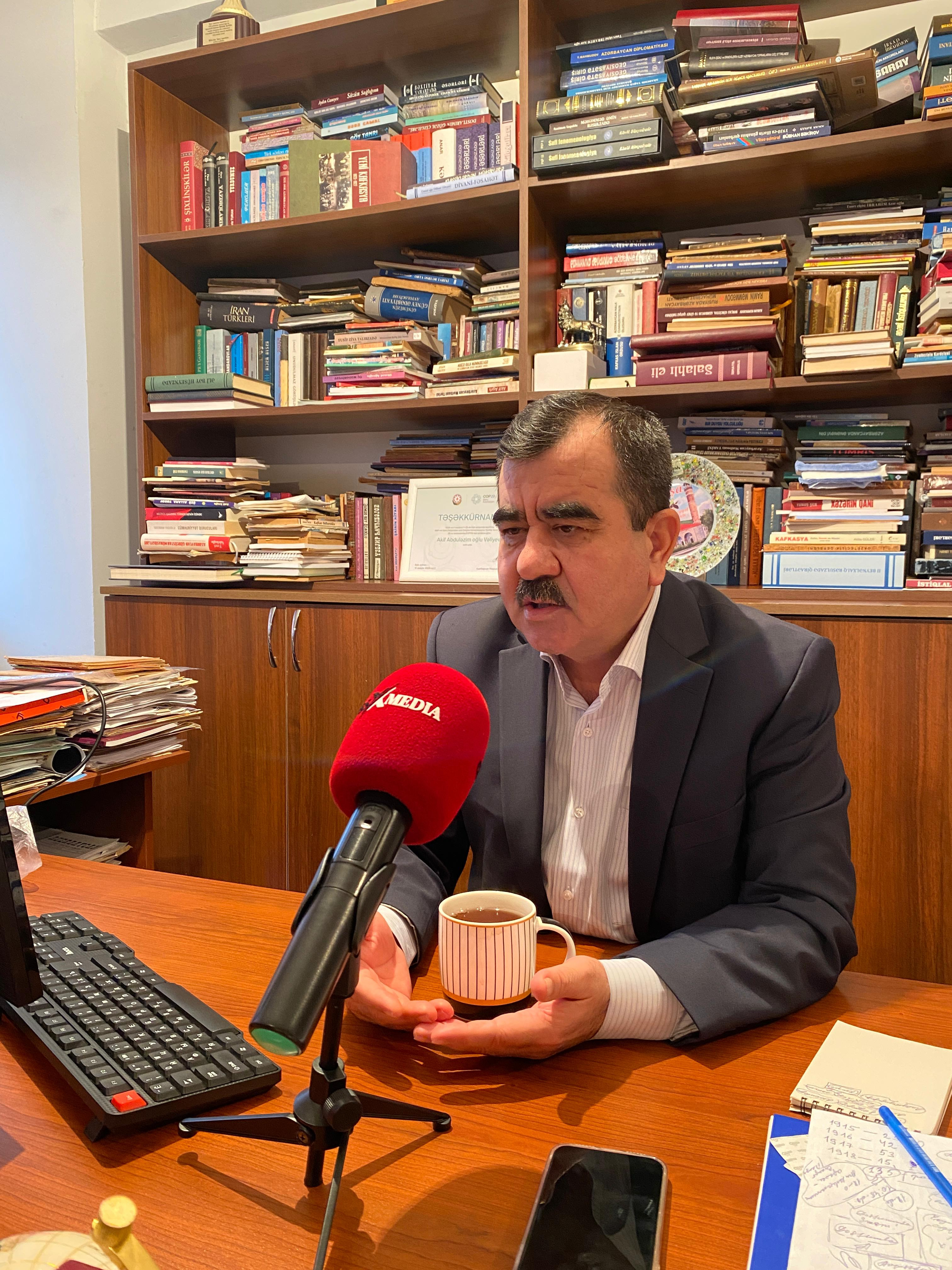 Akif Aşırlı: "Mətbuatnamə - 150 illik xronika"  kitabı Azərbaycan mətbuatının landşaftıdır