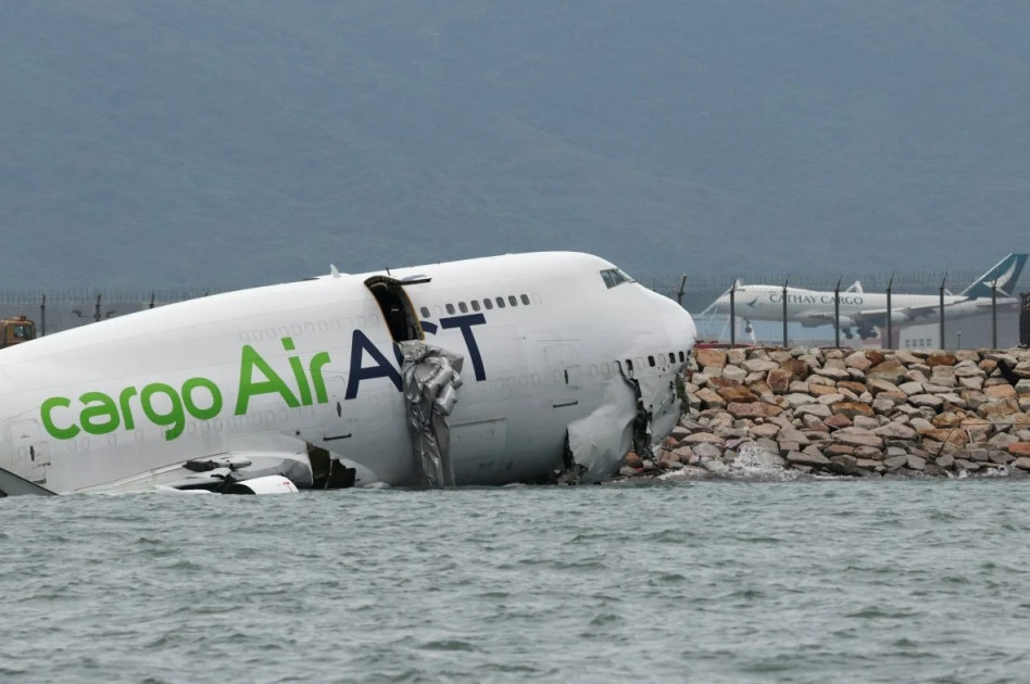 Honkonq aeroportunda təyyarə zolaqdan çıxaraq dənizə düşüb, ölənlər var