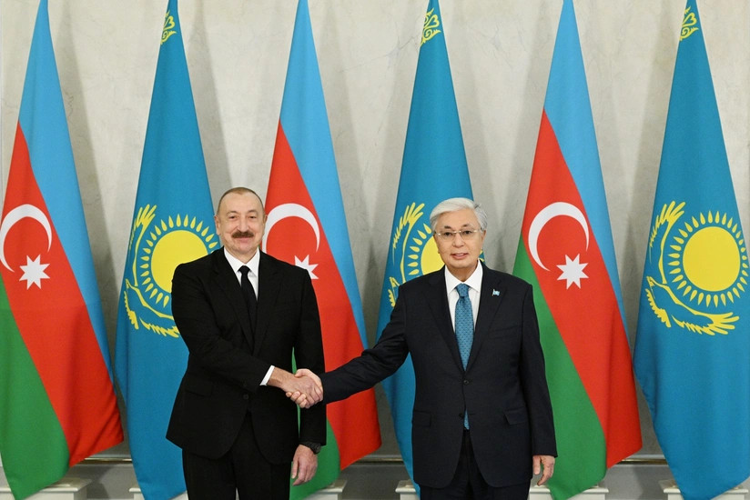 Tokayev Azərbaycan Prezidentinə qazax milli geyimini hədiyyə edib