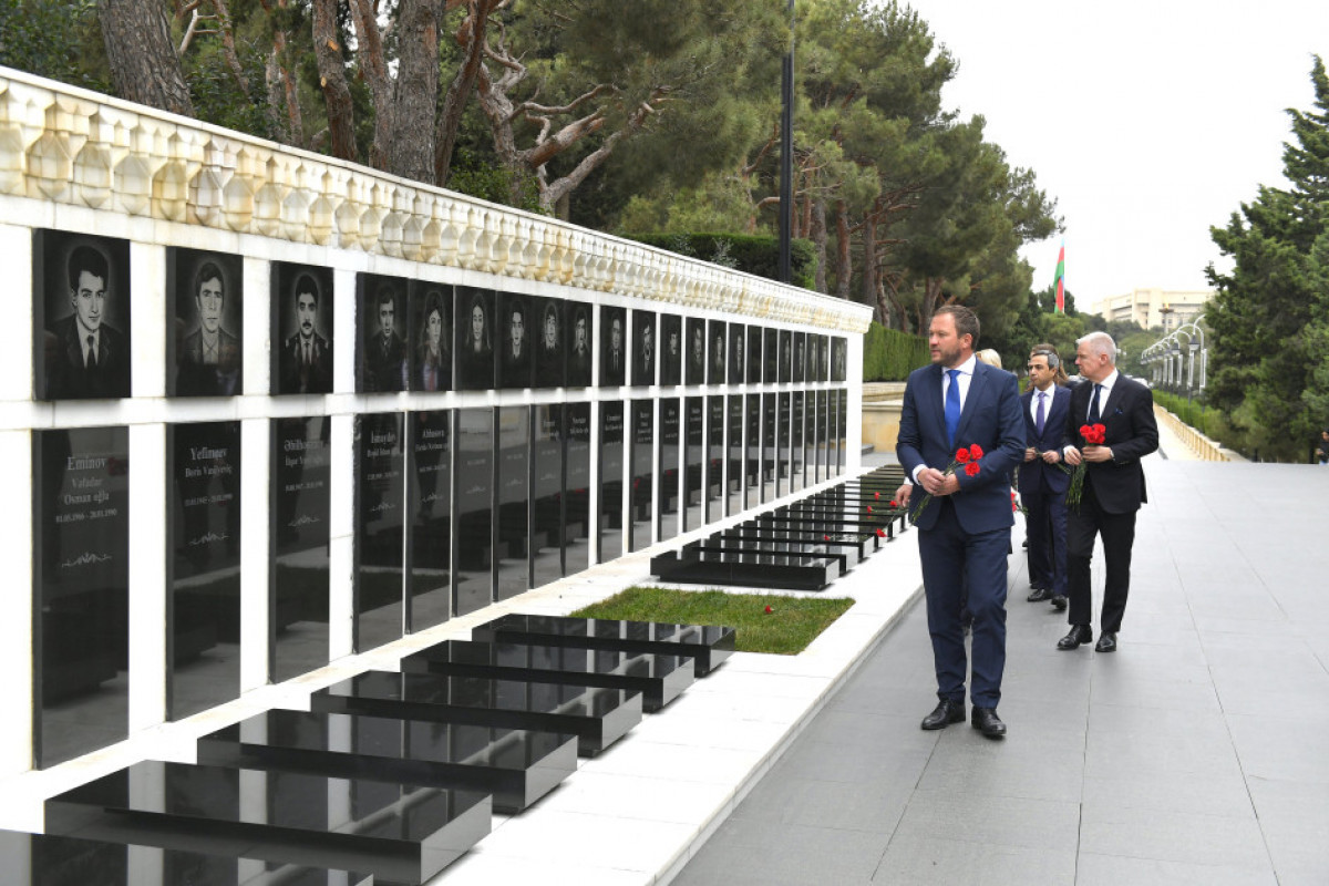 Estoniyanın xarici işlər naziri Bakıda şəhidlərin xatirəsini anıb