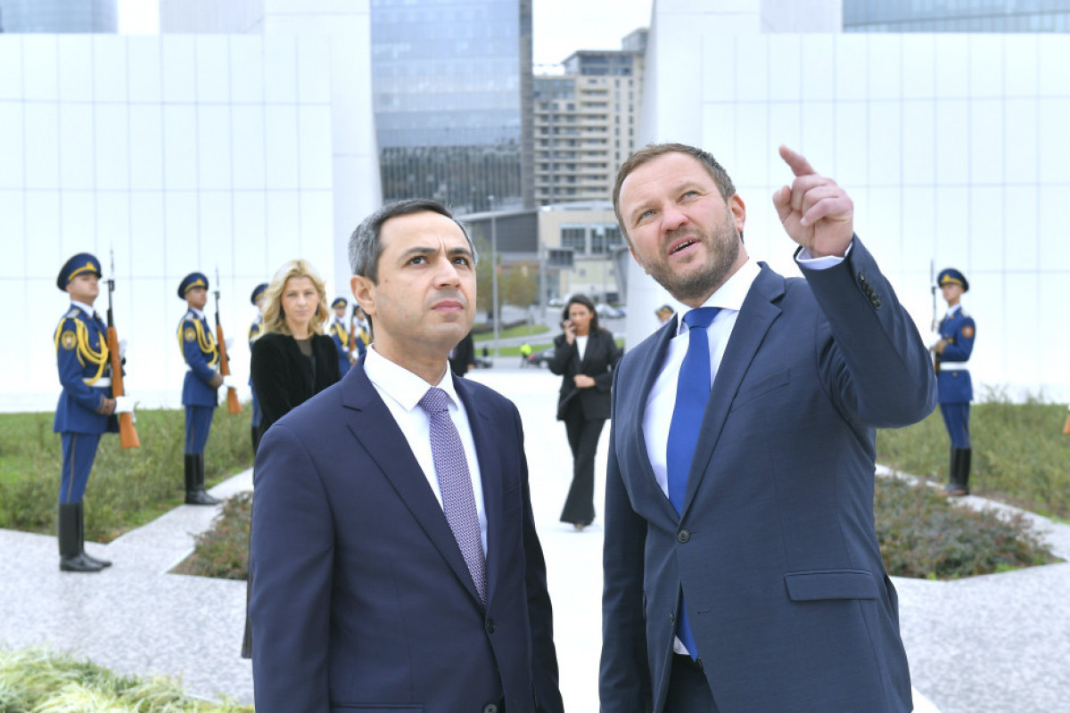 Estoniyanın xarici işlər naziri Zəfər parkını ziyarət edib