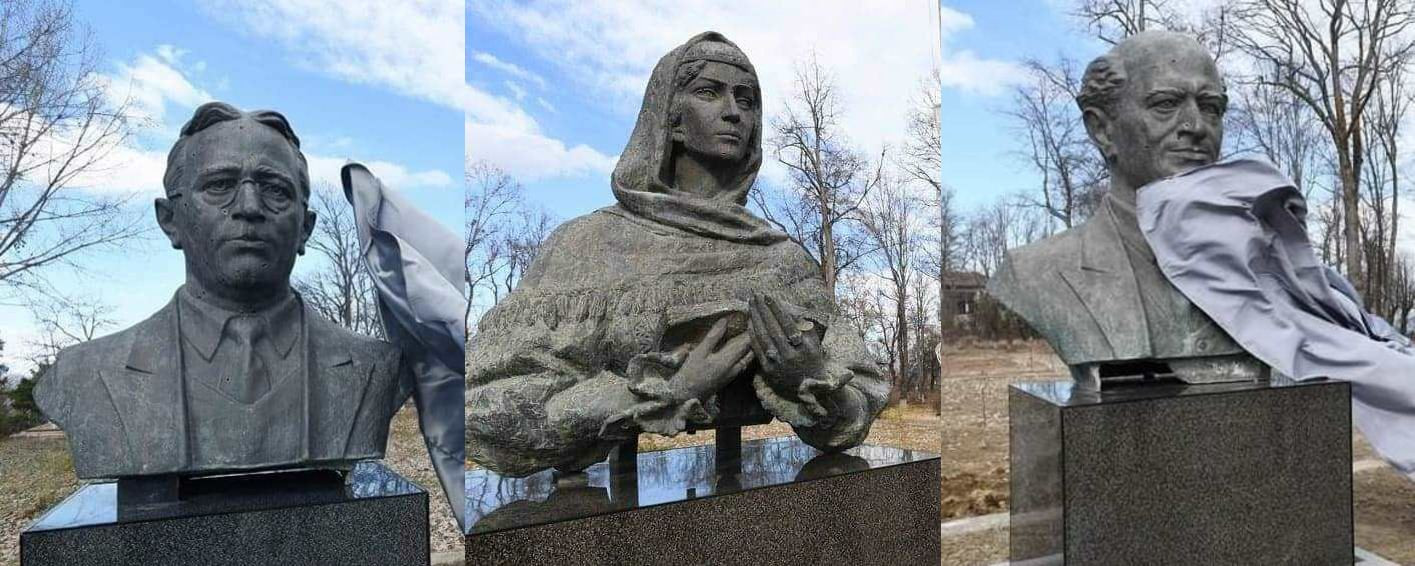 Beynəlxalq səyyahlar Şuşanın mərkəzi meydanında abidələrə baxıblar
