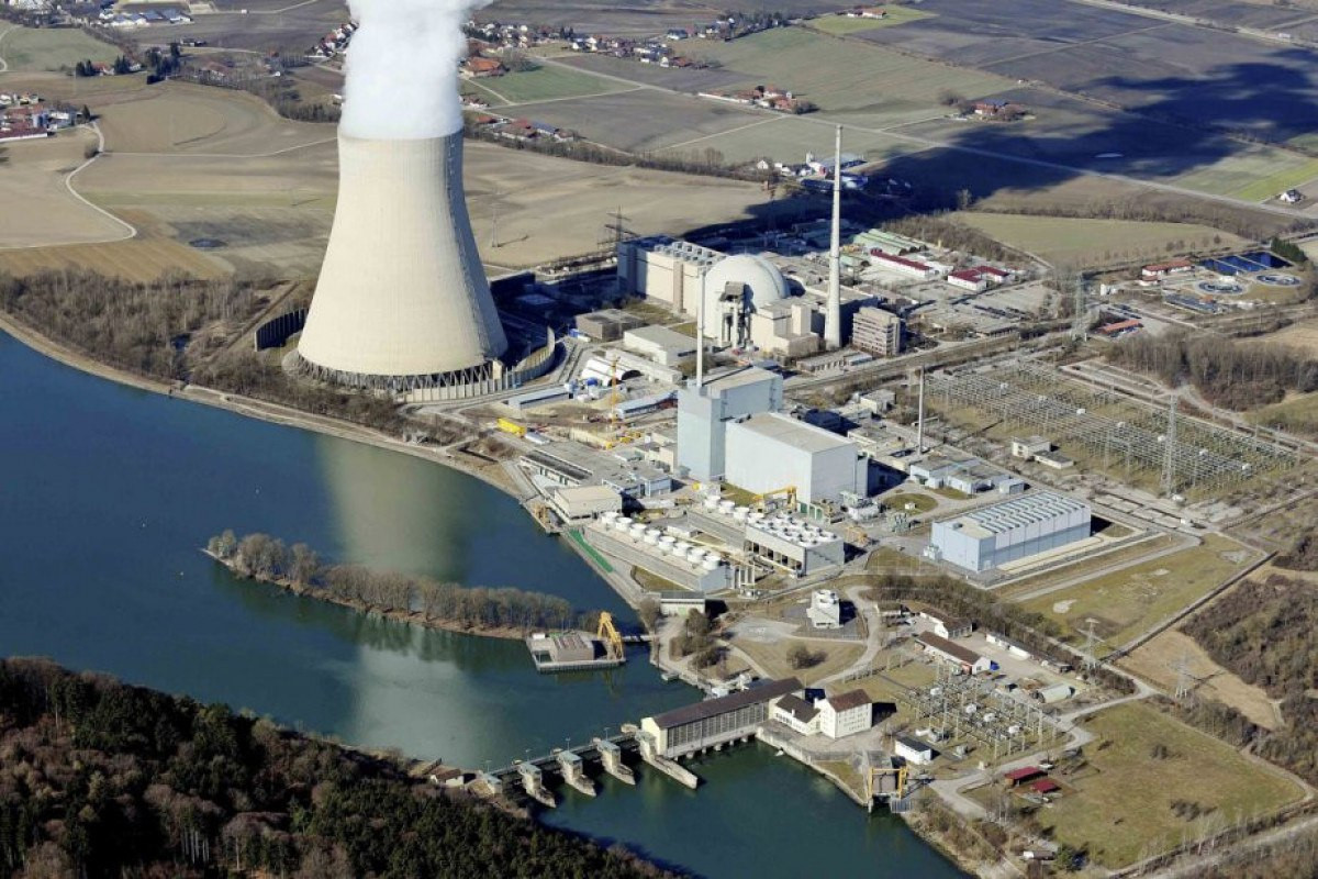 Almaniyada keçmiş atom elektrik stansiyasının soyuducu qüllələri partladılıb