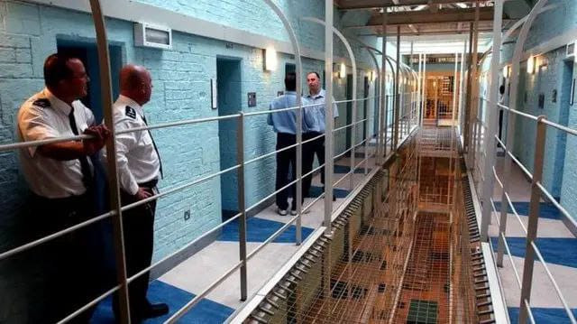 Böyük Britaniyada səhvən yüzlərlə məhkum azadlığa buraxılıb