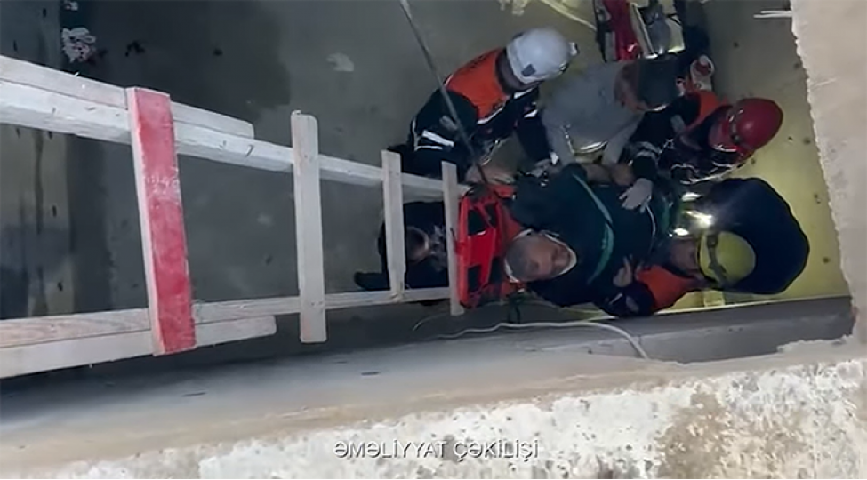 Su anbarına yıxılan kişi xilas edilib
