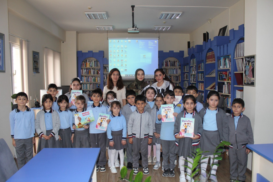 Uşaq yazıçısı kitabxanada şagirdlərlə görüşüb