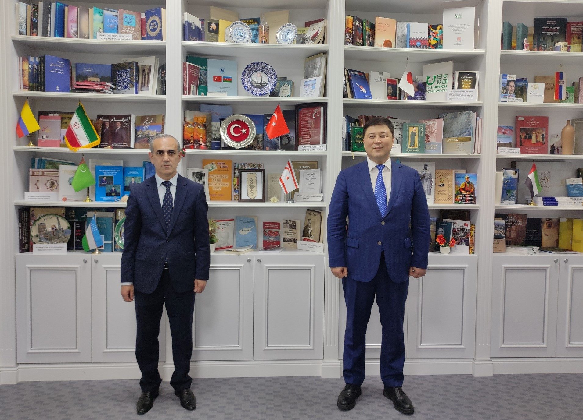 Qazaxıstanın sənaye və tikinti nazirinin müavini Raxımjan İsakulov Mərkəzi Elmi Kitabxanada olub