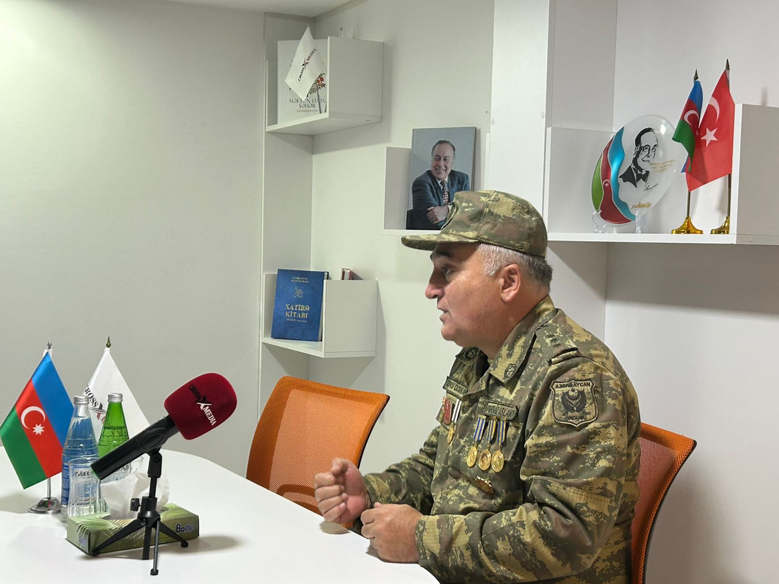 18-20 yaşlı gənclər səngərin bu tərəfindən uşaq girdilər, o tərəfindən döyüşçü çıxdılar -