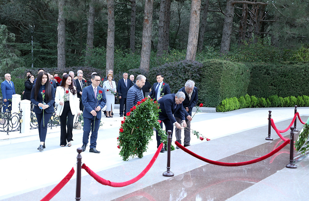 AMEA-nın rəhbərliyi və xarici elmi qurumların nümayəndələri Ulu Öndər Heydər Əliyevin məzarını ziyarət ediblər