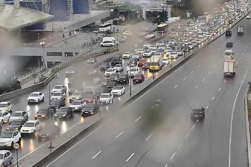 Bakının bir sıra yollarında nəqliyyatın sıxlığı yaranıb