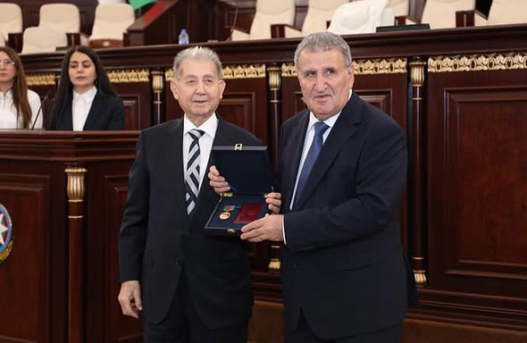 AMEA-nın 80 illiyi münasibətilə yerli və xarici alimlər döş nişanları ilə təltif olunublar