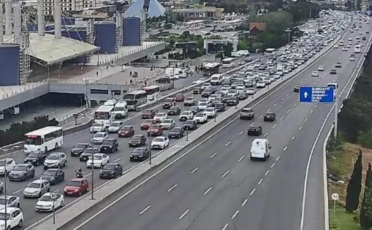 Sürücülərin NƏZƏRİNƏ: Paytaxtın bir sıra yollarında tıxac var - SİYAHI