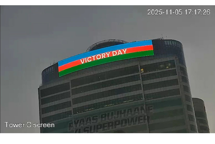 İslamabadda mərkəzi binada Zəfər Günü münasibətilə Azərbaycan bayrağı proyeksiya olunub