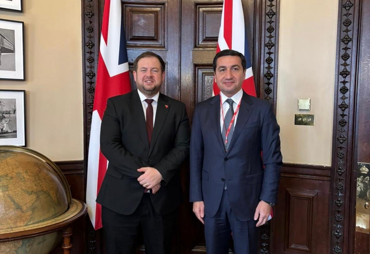 Hikmət Hacıyev Böyük Britaniyanın dövlət naziri ilə görüşüb