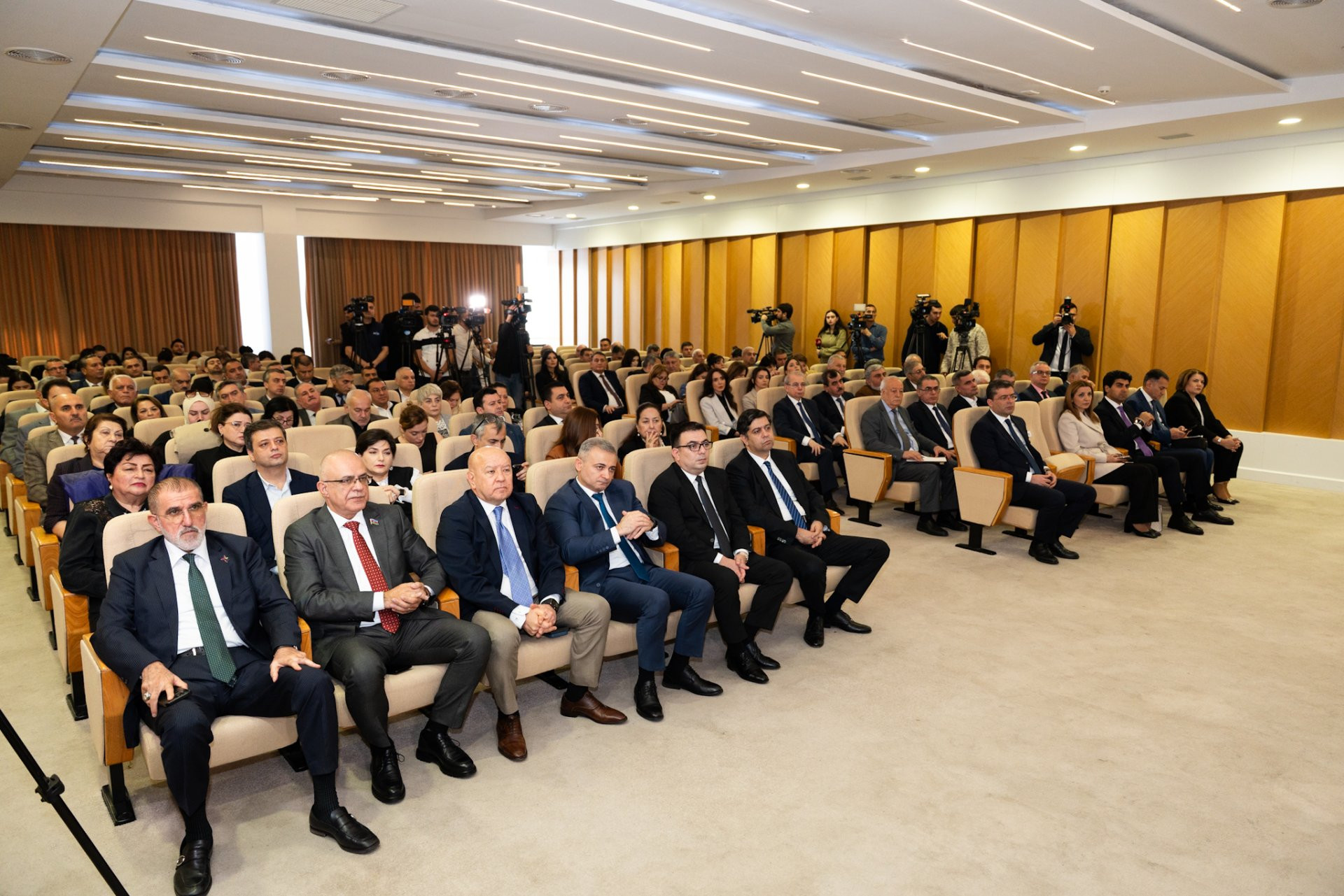 “Mediada Azərbaycan ədəbi dilinin normalarının düzgün tətbiqi” mövzusunda konfrans keçirilib