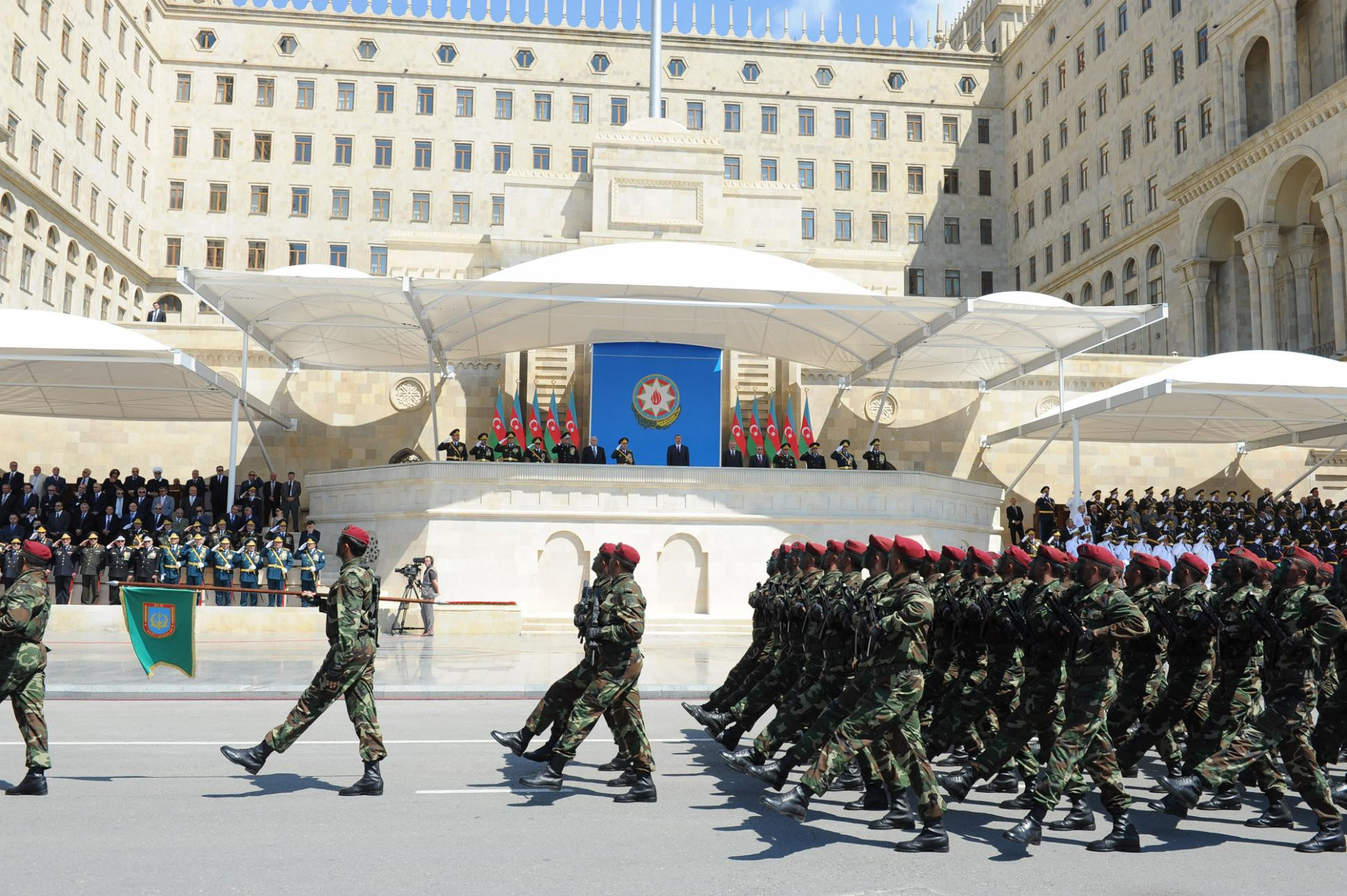 Hərbi paradda bir sıra ölkələrin ordu rəhbərliyi iştirak edib