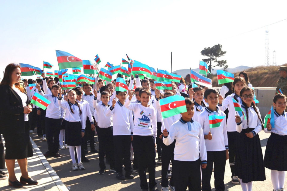 Cocuq Mərcanlı məktəbindən Cəbrayıl şəhəri məktəbinə Azərbaycan Bayrağı ilə məktəblilərin yürüşü olub