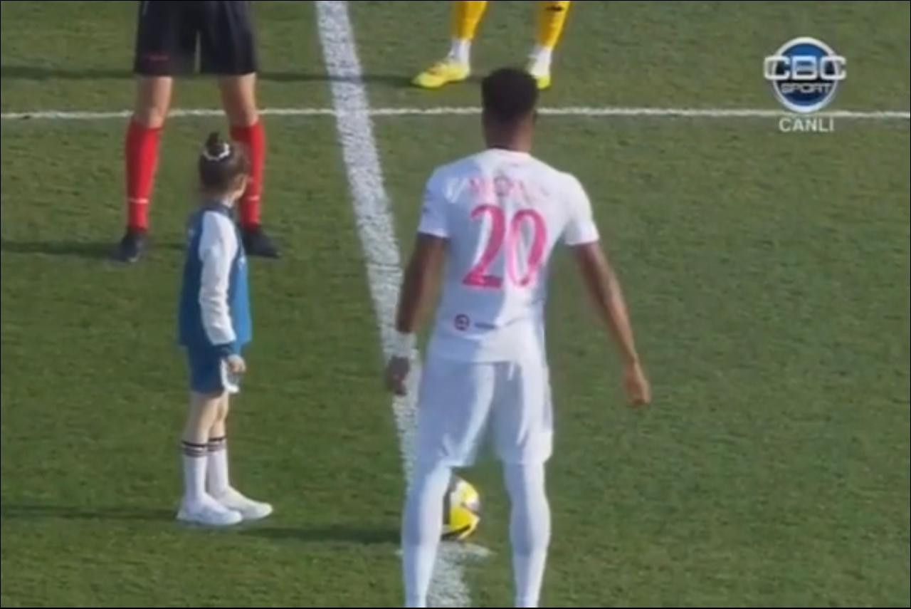 Topa ilk toxunuşu Nilay etdi