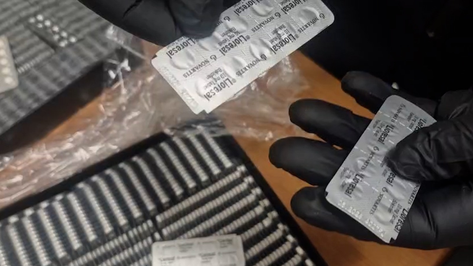 Şirniyyat qutularının içərisində gizlədilən dərman preparatları aşkar edilib