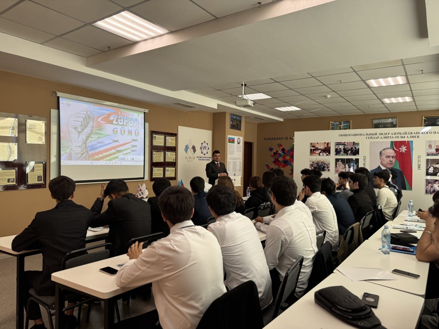 Yessenov Universitetində Zəfər Gününə həsr olunan açıq dərs keçirilib