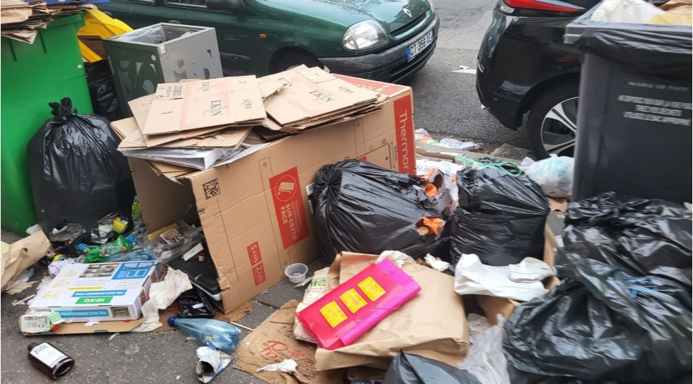 Paris küçələrində yığılan tullantılar problemi böyüyür
