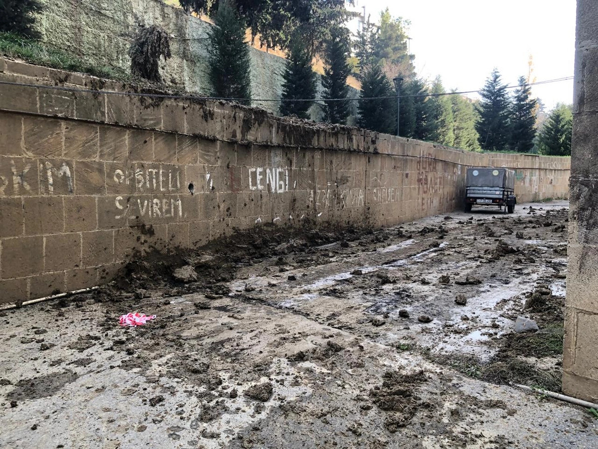 Əhmədlidəki sürüşmədən sonra yamacda yeni çatlar aşkar edilib