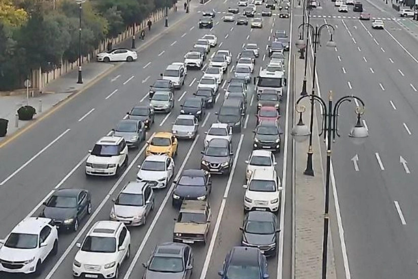 Bakının bir sıra yollarında nəqliyyatın sıxlığı yaranıb