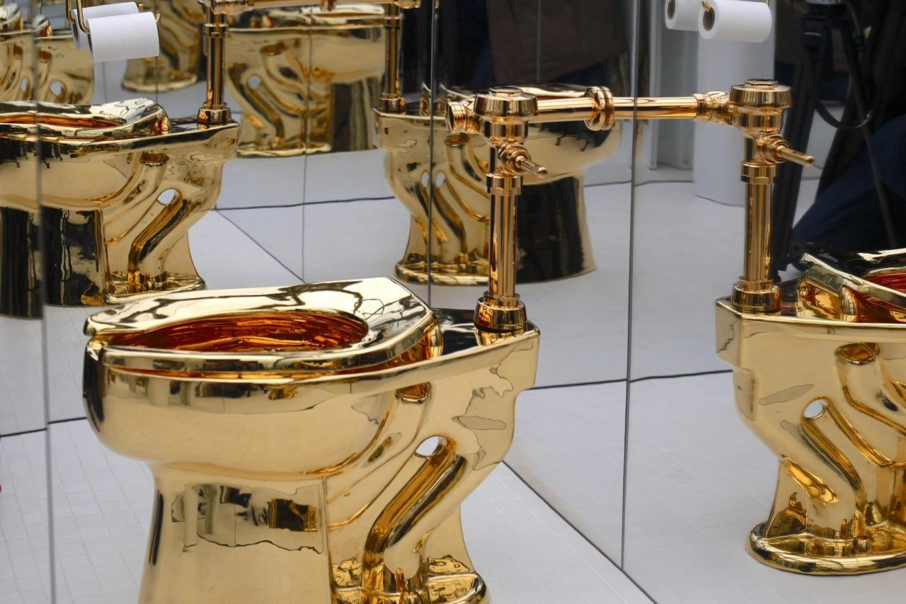 18 karatlıq qızıldan hazırlanmış unitaz hərracda 12,1 milyon dollara satılıb