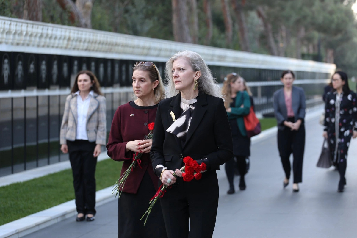 ABŞ dövlət katibinin siyasi məsələlər üzrə müşaviri Şəhidlər xiyabanını ziyarət edib