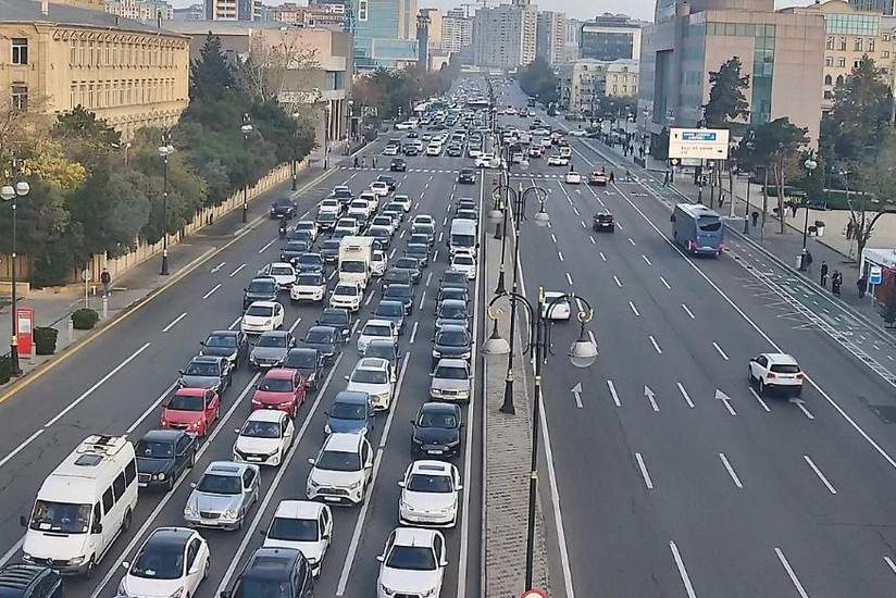 Bakının bir sıra yollarında nəqliyyatın sıxlığı yaranıb
