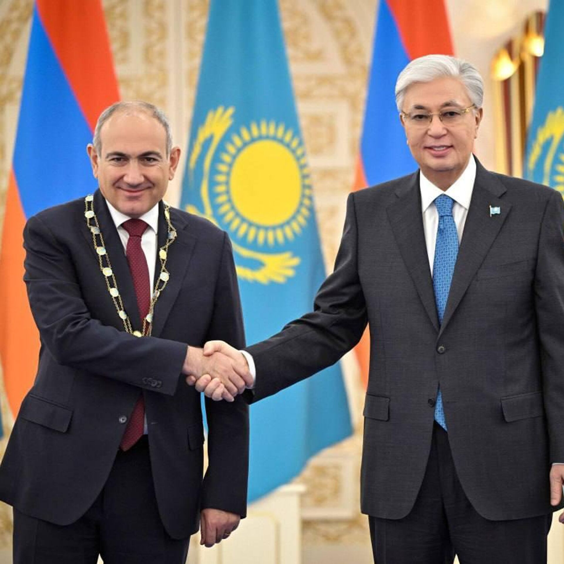 Tokayev Paşinyanı təltif etdi