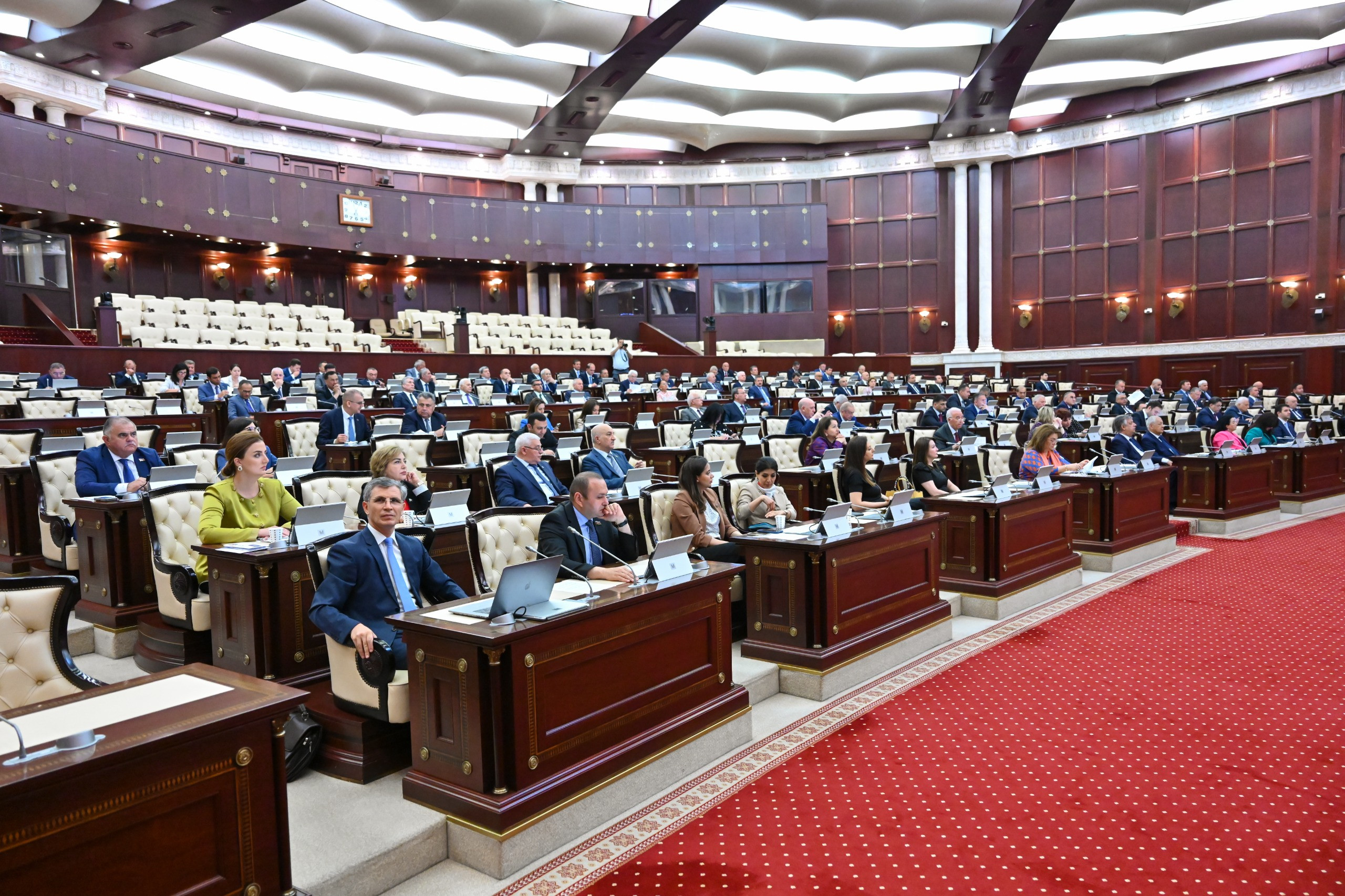 Milli Məclisdə 1 000 manata qədər əməkhaqqı alanların vergi dərəcələrindən azad olunması təklif edilib