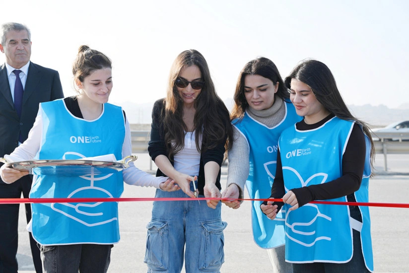 Leyla Əliyeva parkda könüllülərlə ağac əkib