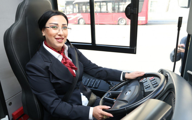 Qadınlar avtobus sükanı arxasında: Mütəxəssislər danışdı