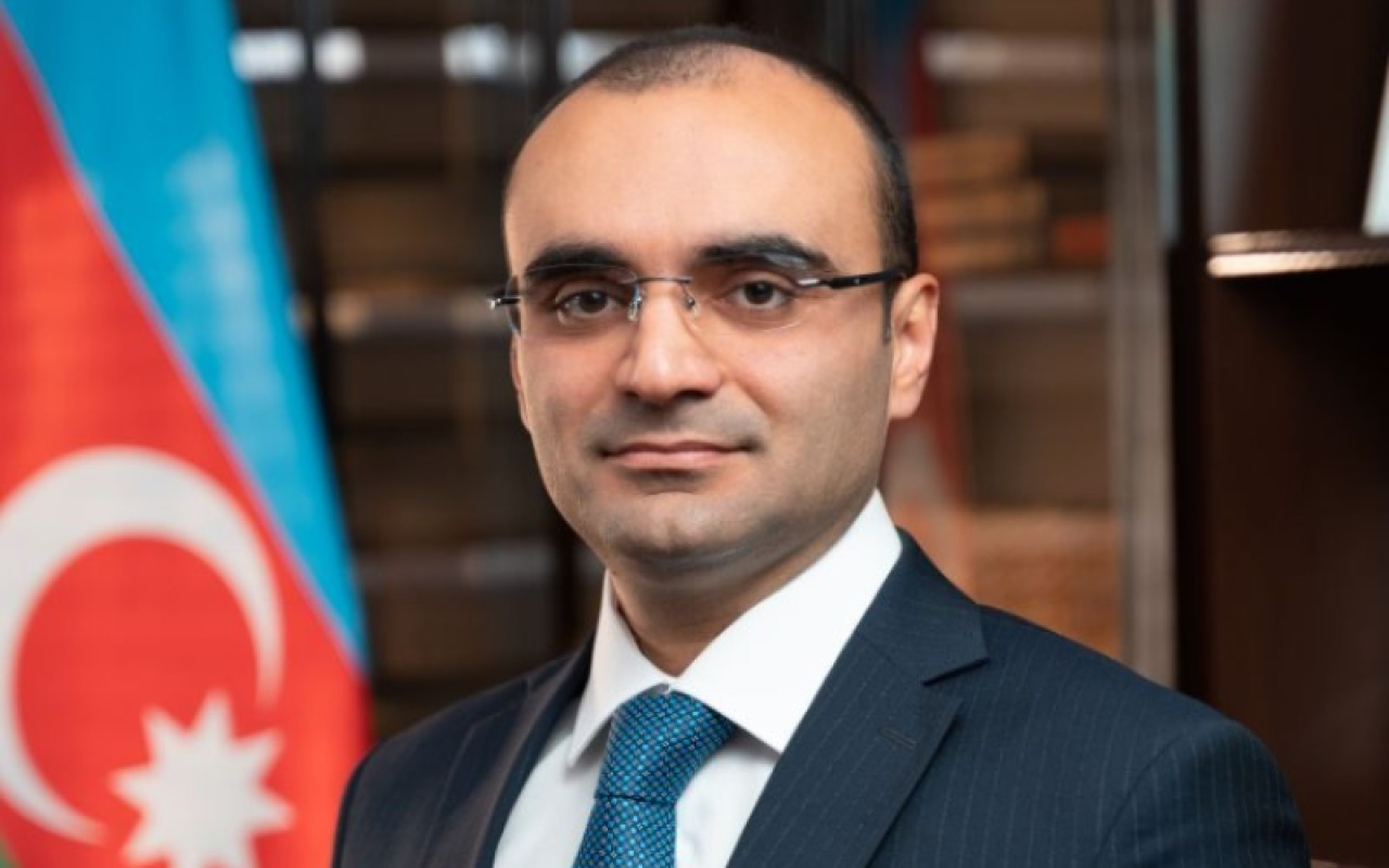 Yeni icra başçısı köməkçisini vəzifəsindən azad etdi