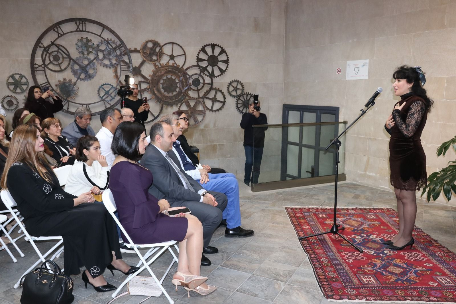 ABŞ-də yaşayan soydaşımızın İçərişəhərdə rəsm sərgisi keçirilib