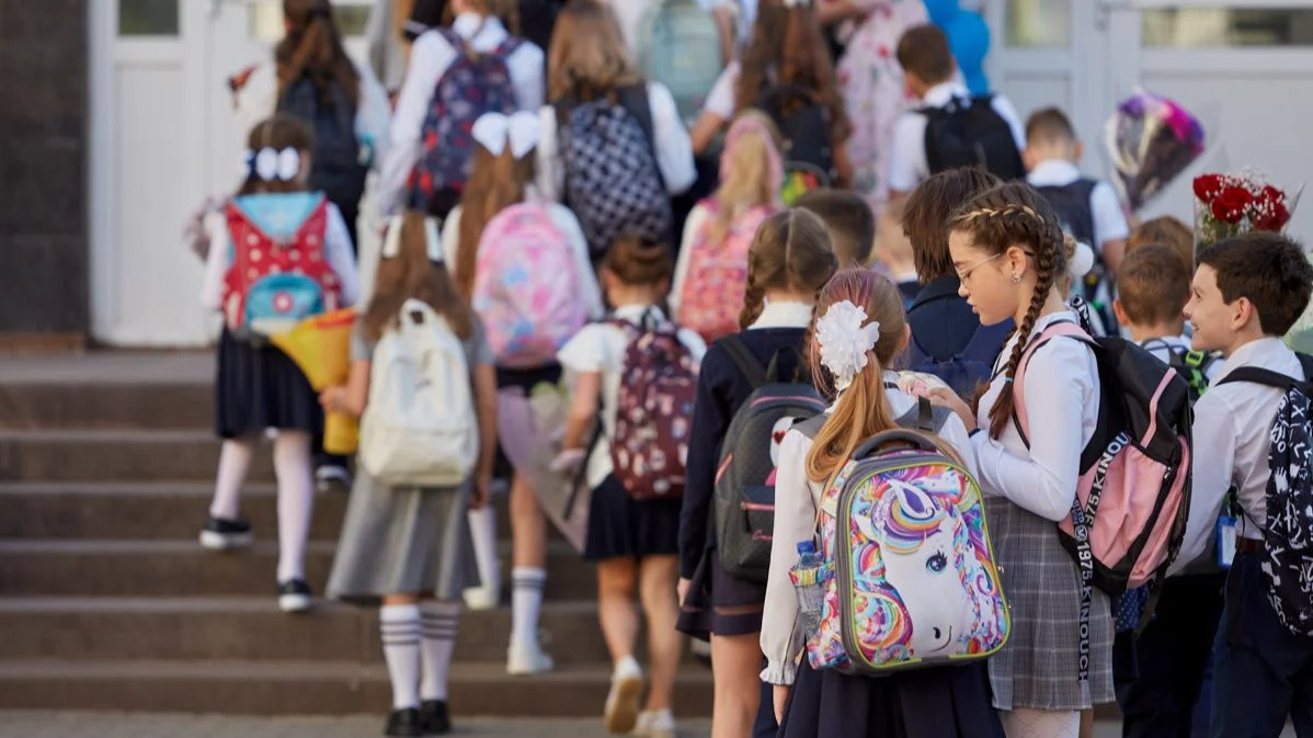 Rusiya məktəbləri miqrant uşaqların qeydiyyatını polisə göndərəcək