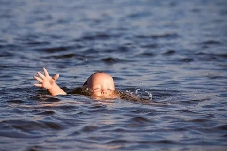 Bakıda ana 3 günlük körpəsini dənizə ataraq öldürüb