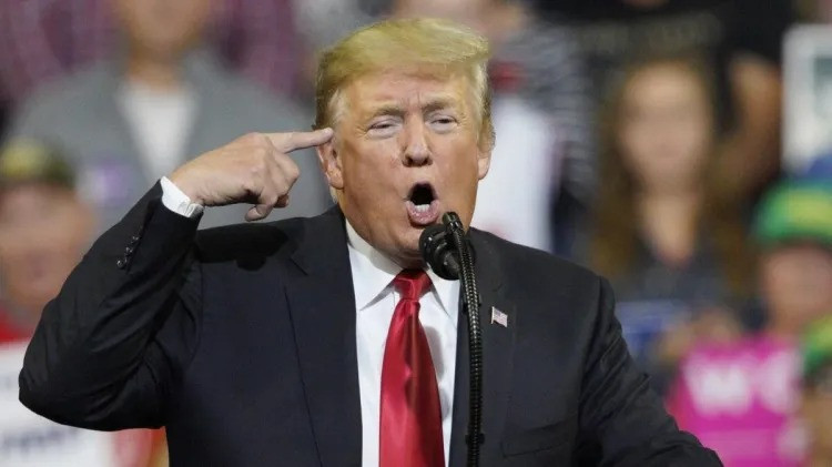 Tramp jurnalistə əsəbiləşdi: “Siz ağılsızsınız”