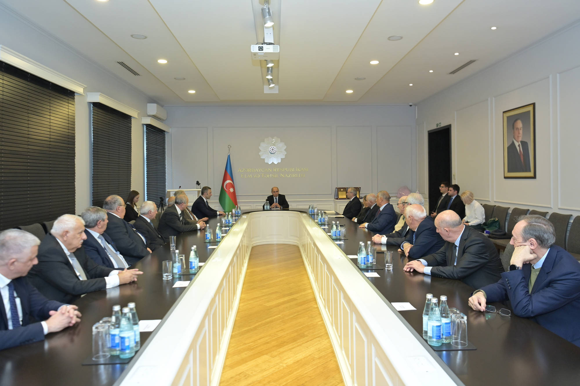 Emin Əmrullayev AMEA-nın 80 illiyi münasibətilə təltif edilən alimlərlə görüşüb