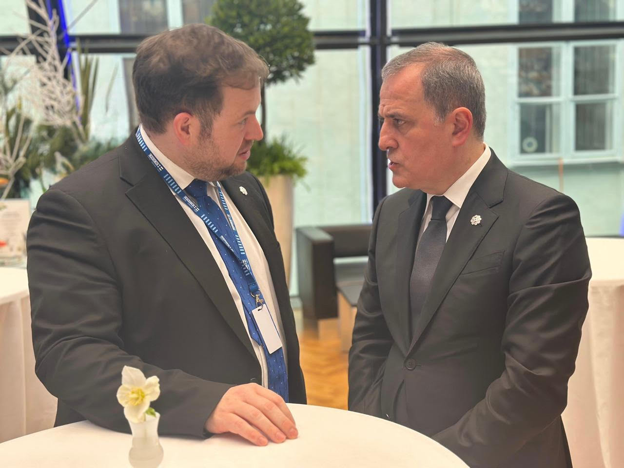 Ceyhun Bayramov Britaniya dövlət naziri ilə əməkdaşlıq perspektivlərini müzakirə edib